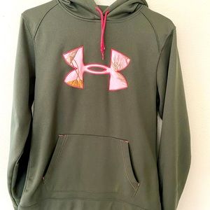 Semi-fitted under armour hoodie sweatshirt